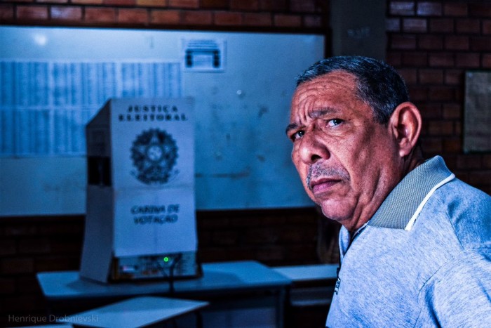 Você confia na política?